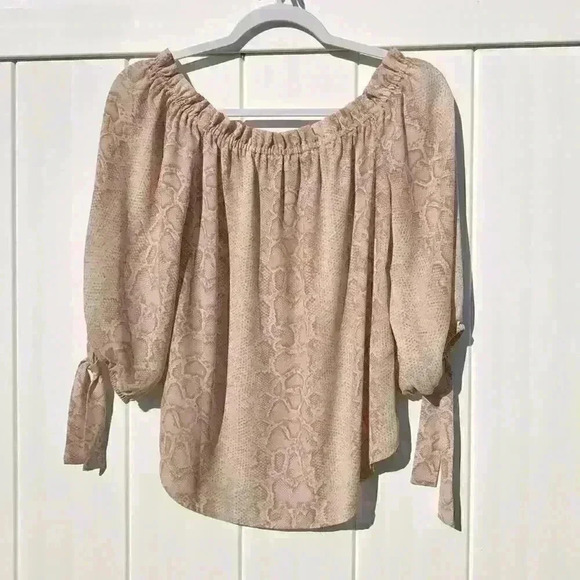 BCBG MAXZIRIA Off Shoulder 3/4 Sleeve with tie Animal Print Blouse Sz. S - Picture 3 of 10